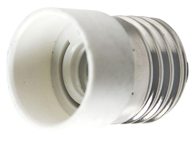 Переходник с цоколя V03-PА-E40 E27 E40 на пласт. 220В 4А Volsten 12236