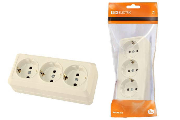 Розетка 3-х местная горизонтальная 2П+3 открытой установки IP20 16A сл. кость "Ладога" | SQ1801-0226 TDM