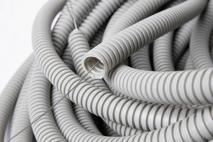 Труба гибкая ПВХ гофрированная легкая d20мм L500 с протяжкой RAL7035 OBO 6835817 Bettermann