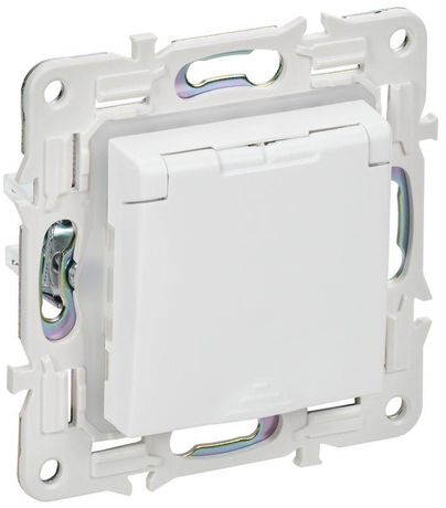 Розетка 1-м SKANDY 16А IP44 с заземл. защ. шторки крышкой SK-R11W арктич. бел. IEK SK-R16-16-44-K01