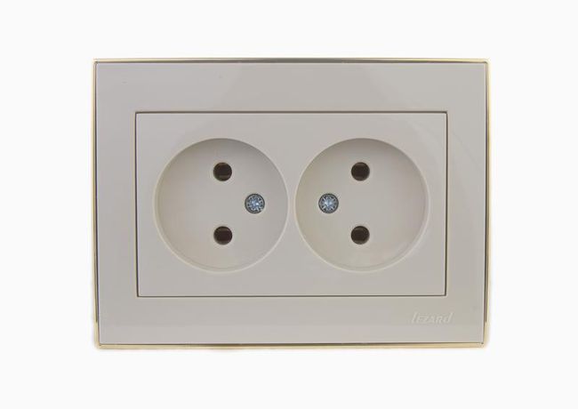 Розетка 2-м Rain без заземл. с зол. боковой вставкой керамика крем. LEZARD 703-0326-128
