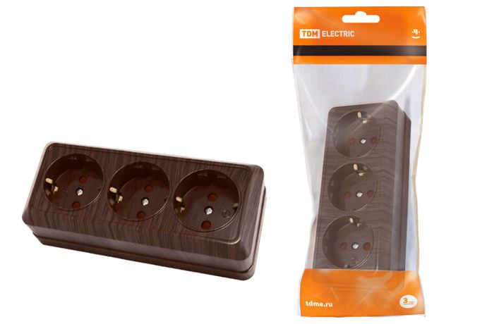 Розетка 3-х местная горизонтальная 2П+3 открытой установки IP20 16A с з/ш бук "Ладога" | SQ1801-0327 TDM