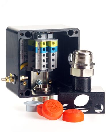 Коробка клеммная взрывозащищенная на основе модульного управляющего устройства серии MT с металлической опорой. Для подключения от 1 до 3-х плоских греющих кабелей или сигнальныхкабелей 1-3 мм , резьбовое отверстие под М25x1,5, колодка 5 модулей 10 мм2 - Extherm sborka 1PM/3D PTBO