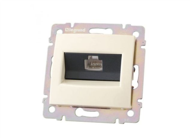 Розетка компьютерная 1-м СП Valena RJ45 кат.5E UTP на захватах механизм сл. кость IEK 774130 Legrand