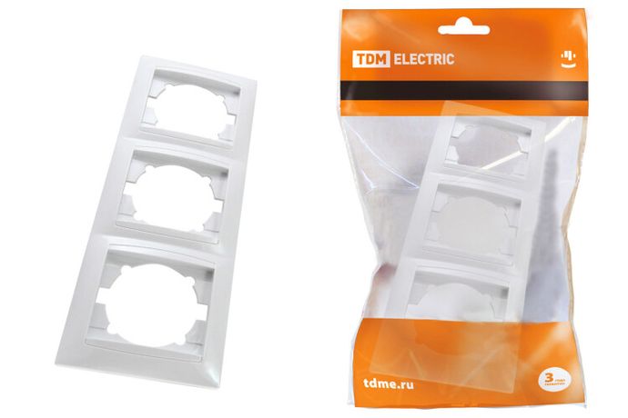 Рамка 3-х постовая вертикальная белая "Лама" | SQ1815-0034 TDM