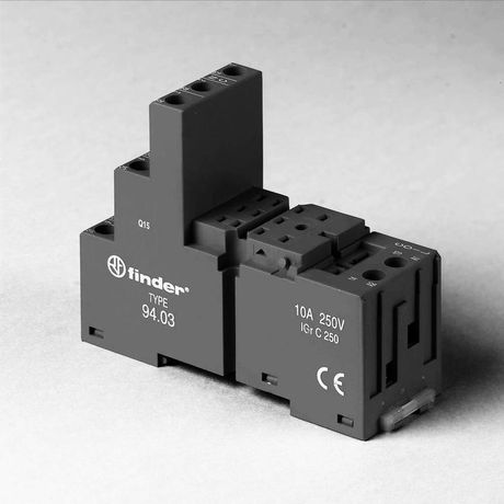 Розетка с винтовыми клеммами (с зажимной клетью) для реле 55.33, таймера 85.03, применяются модули 86.00, 99.02, в комплекте металлическая клипса 094.71, версия: черный цвет (заказ минимум/кратно 1000шт) - 94.03.0SMA FINDER 94030SMA