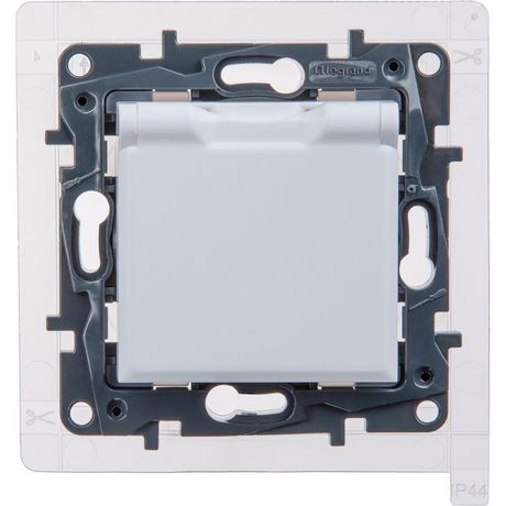 Розетка с заземлением IP44 - Legrand Etika со шторками защитной крышкой 16А 250В винтовые зажимы белая 672226