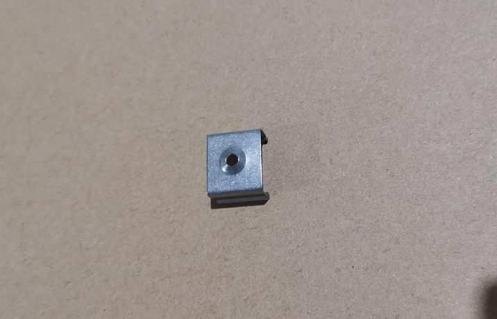 Скоба монтажная для накладного профиля алюминиевая V4-R0-70.0001.KIT-5555 (уп.10шт) VARTON V4-R0-70.0001.KIT-5559 VARTA