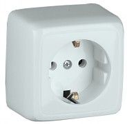 Розетка наружная с заземлением изоляционной пластиной белая - РА16-113 HEGEL