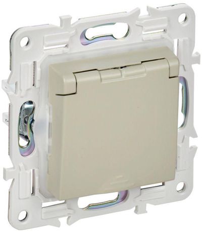 Розетка 1-м SKANDY 16А IP44 с заземл. защ. шторки крышкой SK-R11B беж. IEK SK-R16-16-44-K10