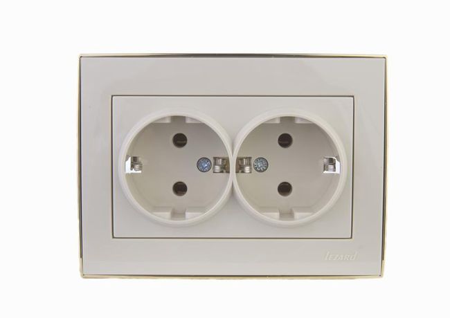 Розетка 2-м Рейн с заземл. керам. бежевая + золото Lezard 703-0326-127
