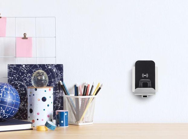 Беспроводное зарядное устройство Qi - Legrand Etika 1000мА 5Вт с дополнительным разъёмом USB тип A 2400мА 12Вт белый | 672237