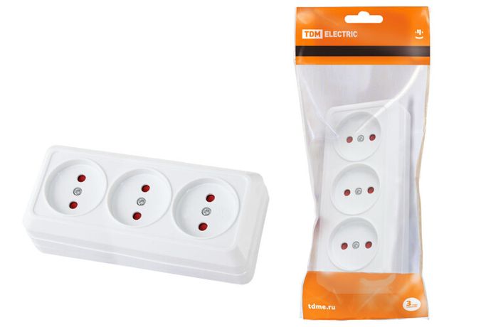 Розетка 3-х местная горизонтальная 2П открытой установки IP20 10A с з/ш белая "Ладога | SQ1801-0125 TDM