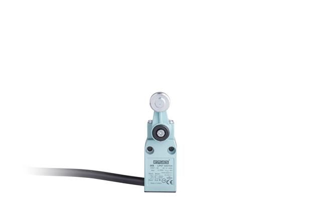 Выключатель концевой быстрого переключения угловой 2-х направленный с пластмас. консолью и стальным роликом Ф18мм (1НО+1НЗ) EMAS L61K13MEM121